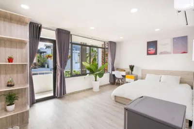 Deluxe Double Room with Balcony — Dlux Saigon